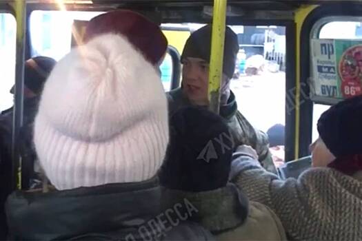 Женщины попытались вытолкнуть из маршрутки сотрудника военкомата в Одессе