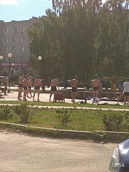 Группа молодых людей устроила купание в фонтане в Кулебаках