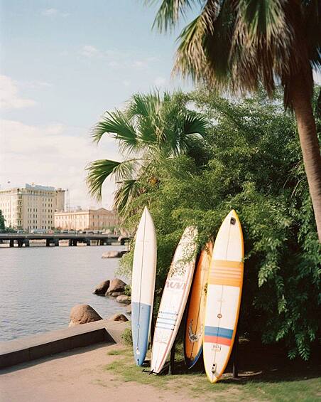 Такое количество набережных в Петербурге располагает к развитию серфинга.
