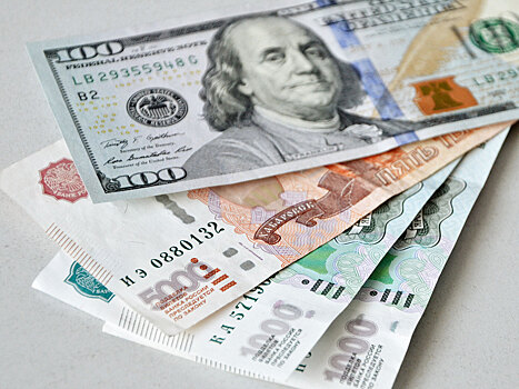Доллар подбирается к 70 рублям: эксперты объяснили причину декабрьского падения валюты