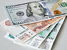 Доллар подбирается к 70 рублям: эксперты объяснили причину декабрьского падения валюты