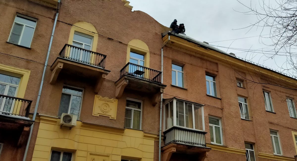 В Новосибирске для очистки крыш ото льда начали использовать бензопилы