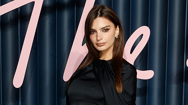 Эмили Ратаковски снялась в одной рубашке и обнажила ягодицы