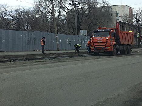 В Челябинске продолжаются уборка улиц и ямочный ремонт