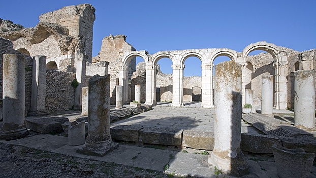 Почему изображения древнеегипетских богов оказались в древнеримской бане