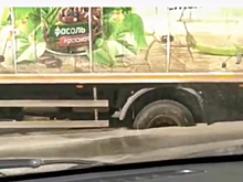 В центре Саратова грузовой автомобиль попал в коммунальную ловушку на дороге