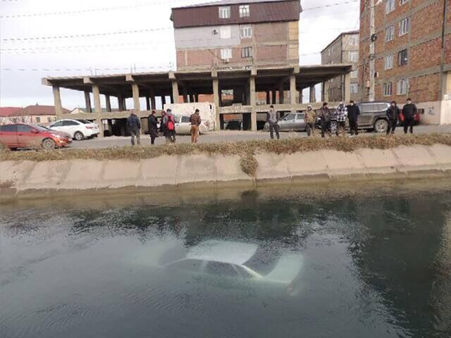 В Дагестане машина с тремя детьми утонула в канале, один ребенок погиб