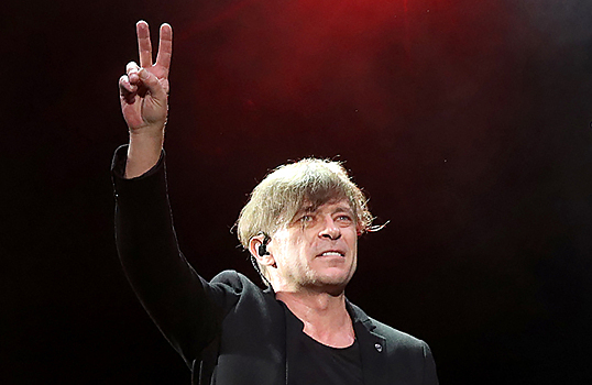 Пока только один участник «Би-2» смог покинуть Таиланд