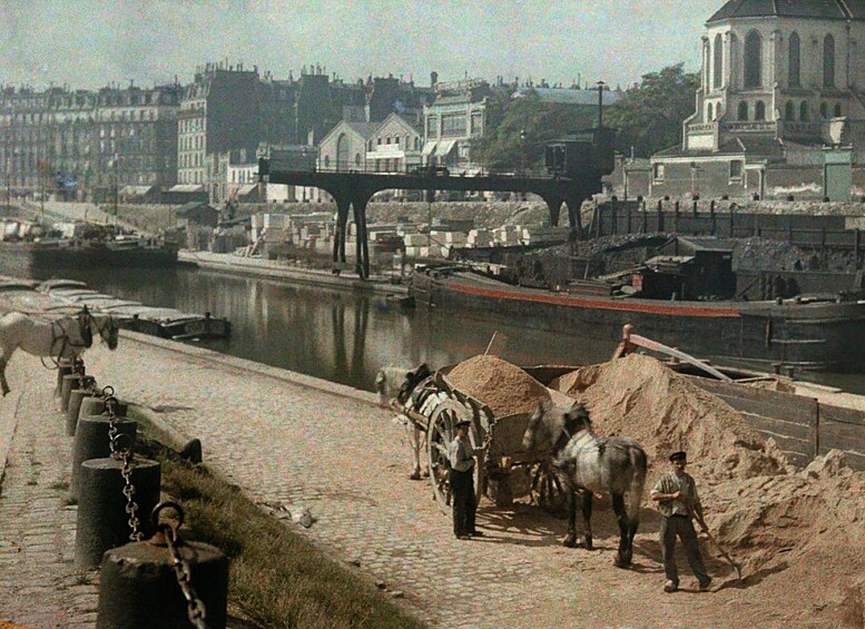 Рабочие и лошади на берегу реки