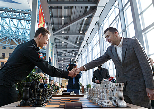 Гроссмейстер Сергей Карякин провел сеанс одновременной игры в шахматы с офицерами Национального центра управления обороной РФ