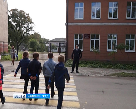 Школьникам Немана помогли стать яркими на дорогах полоски-светлячки