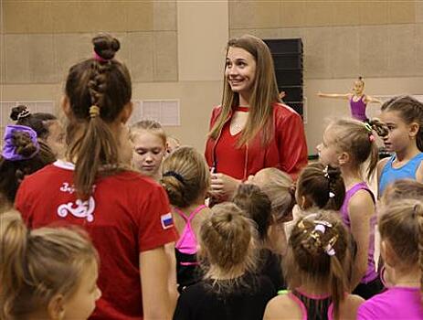 Чемпионка мира Ксения Полякова встретилась с юными гимнастками