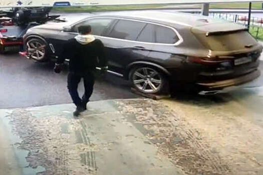 В Петербурге BMW X5 угнали из паркинга на ретроэвакуаторе