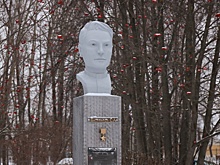 В глазове 9 декабря открыли бюст Герою Советского Союза Сергею Батинькову