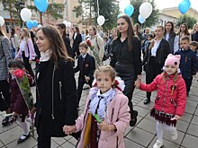 Молодые учителя Оренбурга прошлись колонной по центру города