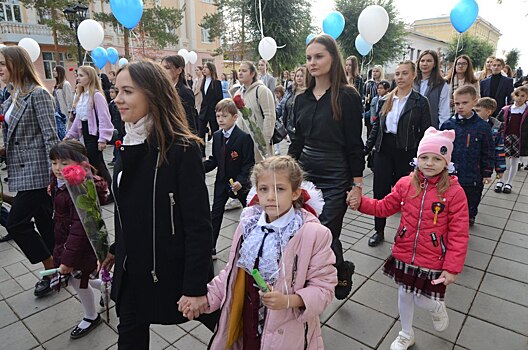 Молодые учителя Оренбурга прошлись колонной по центру города