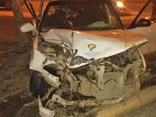 В Новосибирске Honda на скорости врезалась в дерево, двое пострадали