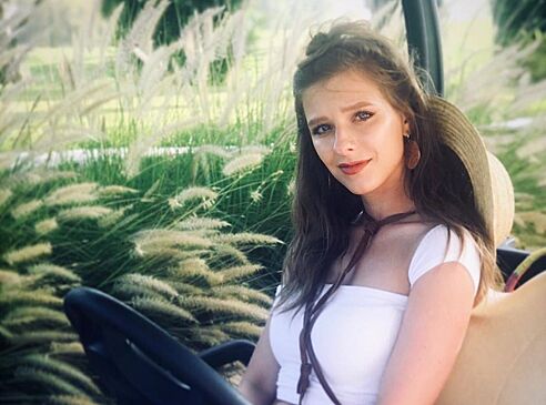 Звезда «Папиных дочек» Лиза Арзамасова показала, как выглядела в три года