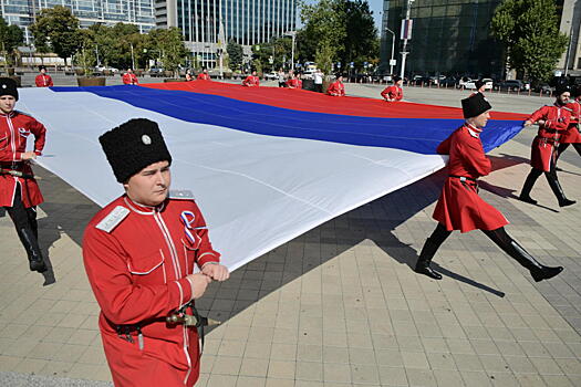 Казаки и триколор: как прошел День флага на Главной городской площади Краснодара
