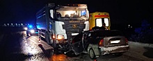 Екатеринбургский студент за рулем легковушки попал в лобовое ДТП с грузовиком и отделался переломами ноги