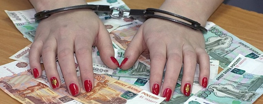 В Красноярске мошенница-волонтер за 6 месяцев списала с карты пенсионера 155 тысяч рублей