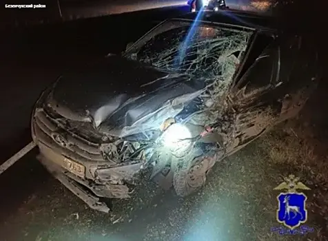 В Самаркой области на трассе "Гранта" на скорости врезалась в КамАЗ, вставший поперек дороги