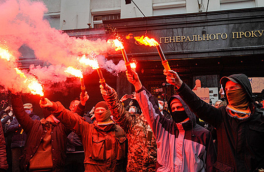 Протестующие в Киеве закидали дымовыми шашками офис генпрокурора