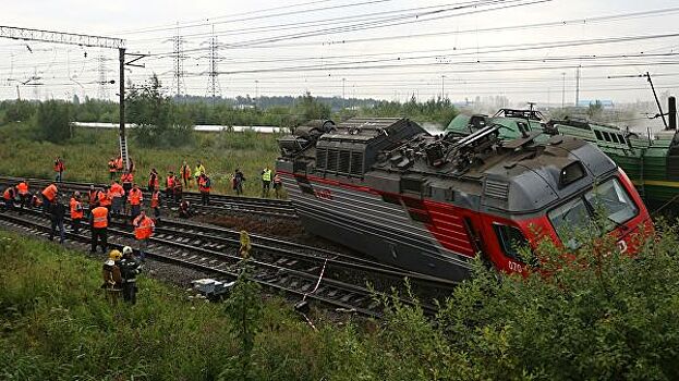 В Петербурге восстановили движение поездов после аварии электровозов