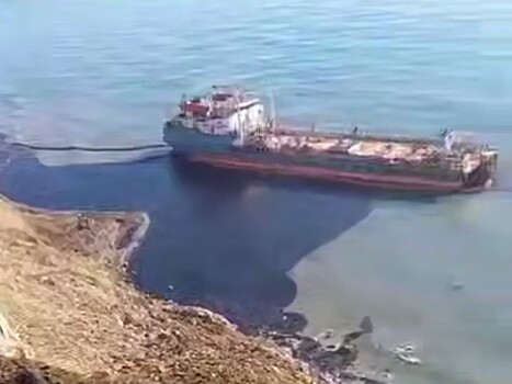 Плавучий кран с баржей из Новороссийска прибыл к танкеру с вытекающим мазутом