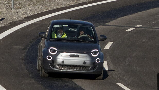 Stellantis показал электрический хэтчбек Fiat 500 во время тестирования индуктивной зарядки