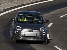 Stellantis показал электрический хэтчбек Fiat 500 во время тестирования индуктивной зарядки