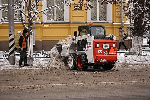 Из Саратова вывезли 200 "КамАЗов" со снегом