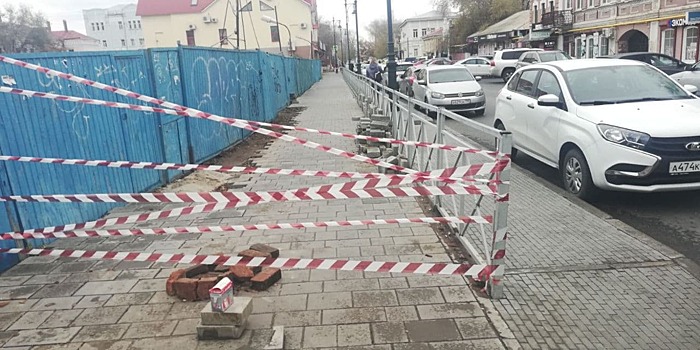 В Оренбурге неизвестные убрали ограждения возле «Атриума», но мэрия вернула их на место