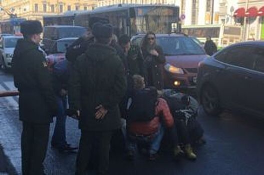 На Невском проспекте в Петербурге водитель сбил девочку-подростка