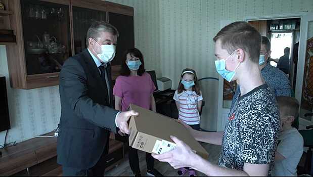 Депутаты городской думы подарили ноутбуки детям