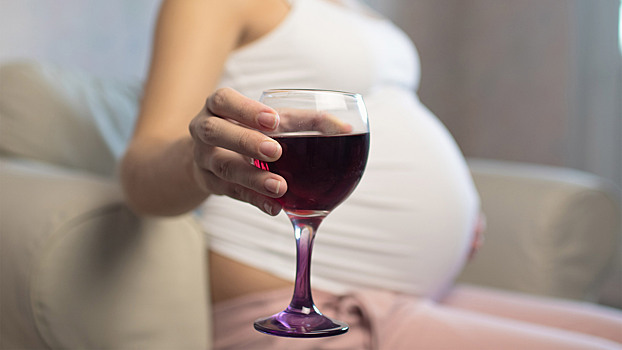 Можно ли пить алкоголь во время беременности? Отвечает врач