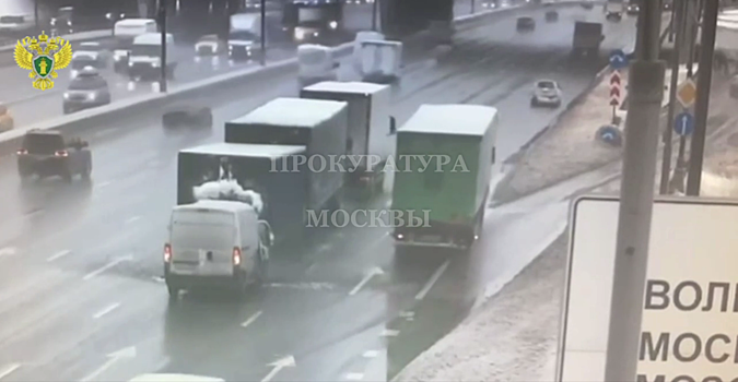 На МКАД автомобиль Peugeot врезался в колонну столкнувшихся фур: водитель погиб на месте