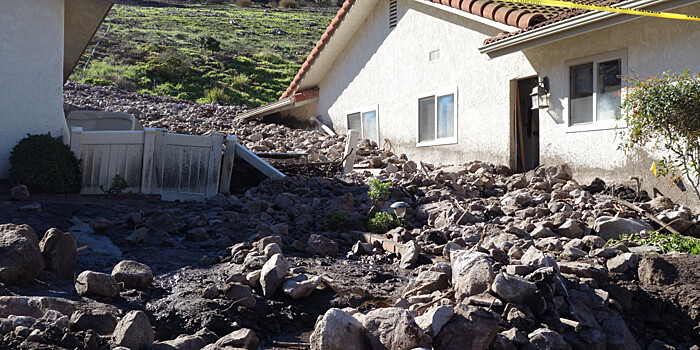 Масса из грязи и камней обрушилась на жилые дома в Таджикистане