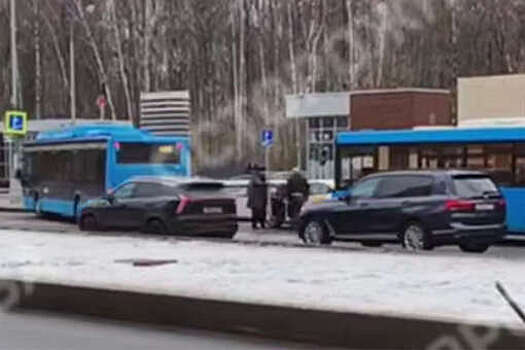 В Москве на видео попала драка таксиста и водителя автобуса