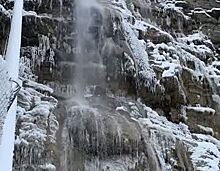 Самый большой водопад в Крыму замерз