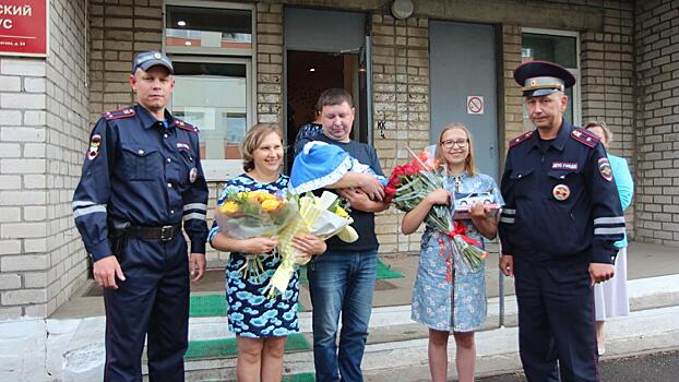 Сотрудники ГИБДД в Вологодской области помогли беременной женщине доехать до родильного дома