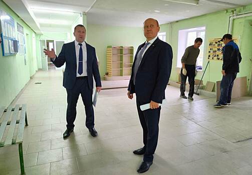 Вячеслав Космачев оценил ход капремонта поликлиники в Тамале