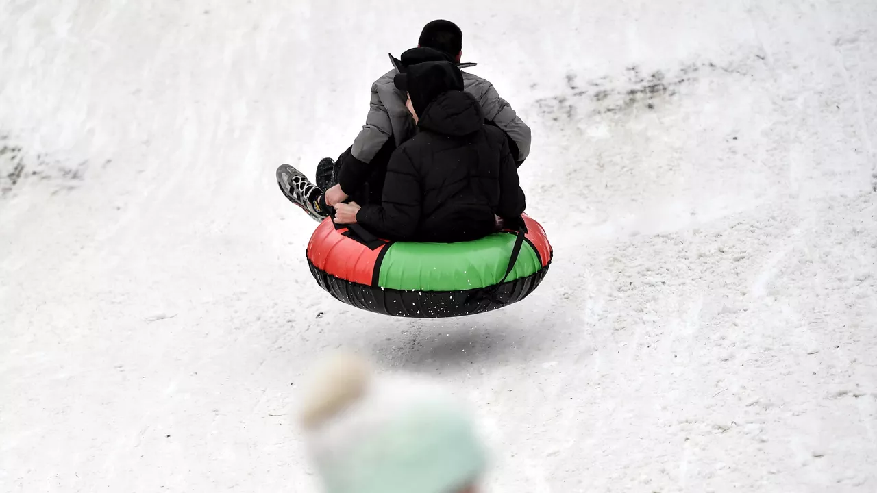 Два школьника погибли под снежной лавиной при спуске с горки