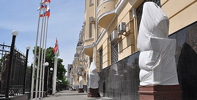 На здании штаба ЮВО – только мемориальные доски в честь Героев Советского Союза