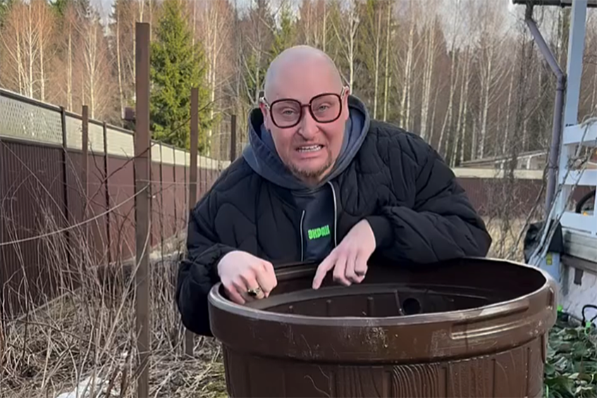 Певец Шура на даче в апреле 2025 года