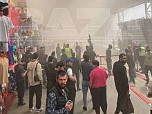 Попытки продавцов спасти товар от пожара на рынке «Садовод» сняли на видео