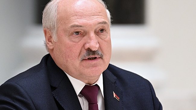 Лукашенко наградил шесть городов Беларуси вымпелом "За мужество и стойкость"