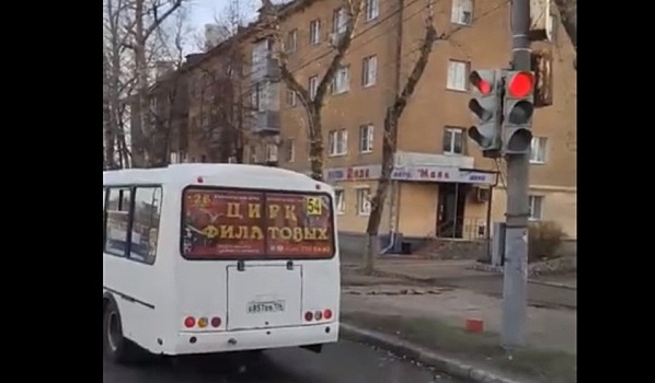 В Воронеже на 1000 рублей оштрафовали водителя «ПАЗика», проехавшего на красный