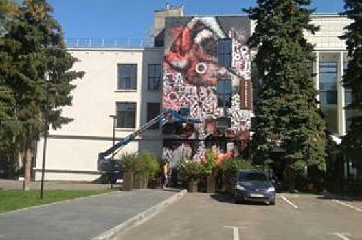 Покрас Лампас заканчивает роспись фасада нижегородского КЗ «Юпитер»