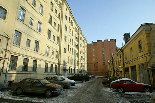 В Петербурге вводят штрафы до 500 тыс. руб. за парковку у мусорных площадок